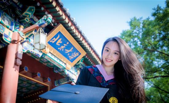 李丞汐在北大校门口拍摄毕业照，笑容灿烂。 受访者供图